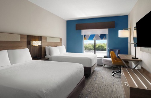 Orlando Hotel | Holiday Inn Express & Suites Orlando East - UCF Area by IHG