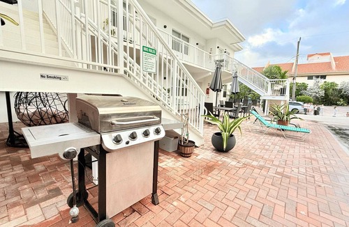 Hollywood South Central Beach Apartment | Hollywood Boardwalk Studio Fully Equipped Kitchen