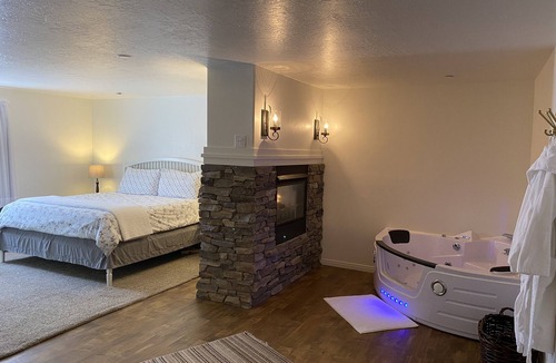 Vernal Hotel | Honeymoon Suite with Large Jetted Tub