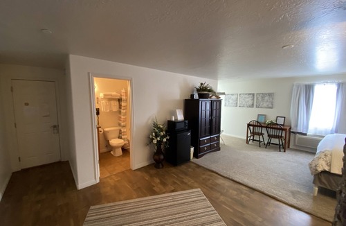 Vernal Hotel | Honeymoon Suite with Large Jetted Tub