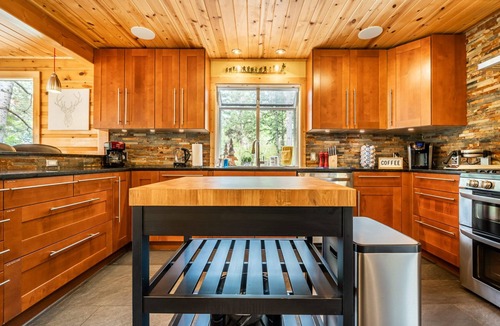 Cascade-Chipita Park Cabin | Hot Tub, 2 King Bedrooms TV in every bedroom, Amazing views.