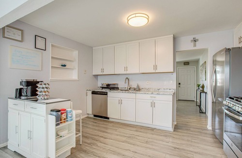 Dupont House | Hot Tub, Fire Pit! Group-Ready Stay Near Denver