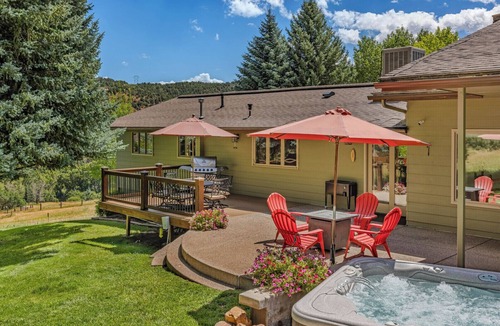 Glenwood Springs House | Hot Tub & Views w/Town & Hot Springs Nearby