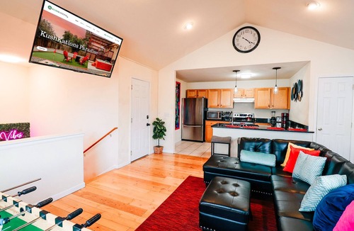 Berkley House | HotTub PS5 Arcade Theater PoolTable Pinball 420