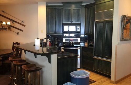 Highlands Townhomes Condo | HUGE 4 bedroom plus loft, Top Floor, TRUE Ski In/Out, Total Remodel 2021