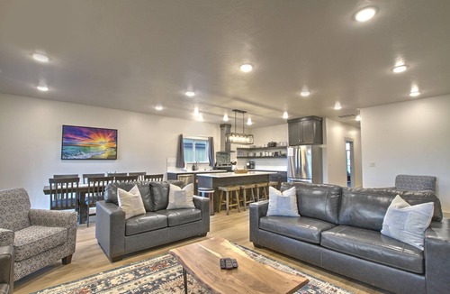 Garden City House | i-31 Getaway for 16 at Waterdance. 4 B/4.5BA with rec center-in/outdoor pools