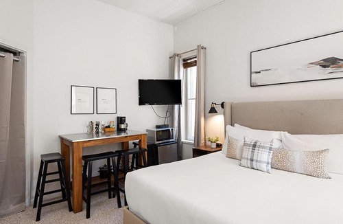 Downtown Hotel | Independence Square 211, Chic Hotel Room with Mountain Views, A/C, & Rooftop Hot Tub