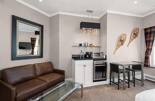 Downtown Hotel | Independence Square 302, Top Floor Stylish Hotel Room with Wet Bar, A/C, in Downtown Aspen
