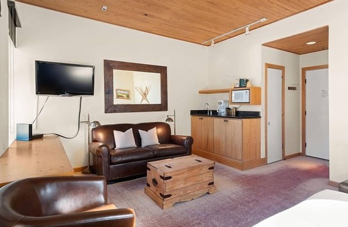 Downtown Hotel | Independence Square Unit 313 | Downtown Hotel Room in Aspen with Rooftop Hot Tub