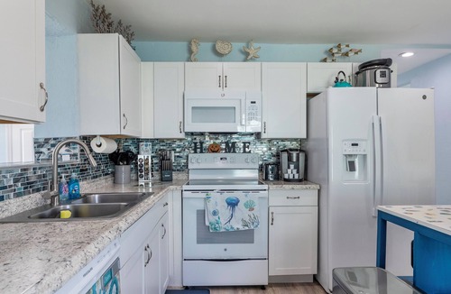 Schulte Park House | Inlaw suite, Oceanviews, Outside Dining, Peaceful Area, and Walk to Beach!