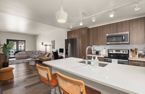 Cherry Creek Apartment | 🌆✨ InScape: Cherry Creek Private Suite 🌌 ♨️ Hot Tub ✦ Heated Pool✦Gym✦2 King Beds