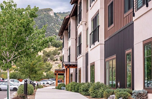 Glenwood Springs Condo | Iron Mt Hot Spgs Condo #309 | Mtn Views | Sleeps 4