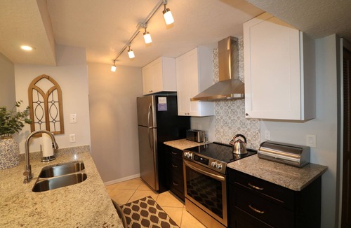 Lindfields Condo | It's All NEW & Near Disney! Designer Kitchen, Sleeps 6, NO Steps, Patio, Pool