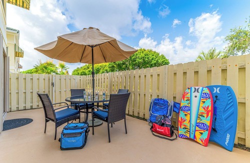Bella Vista Condo | JupRent's Posh Paradise = Perfect Location- Beach 8 min walk 2Bed/2Bath
