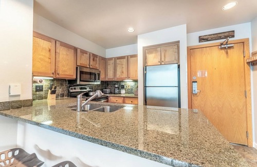 Lakeside Village Condo | Keystone Lake & Mountain Views from Private Patio & Easy Access to Activities