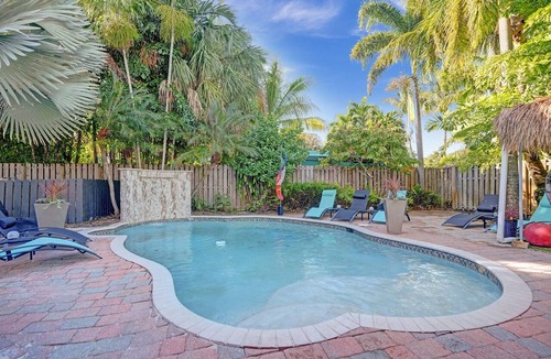 Wilton Manors Cottage | Kiki Grand Suite - Men's Clothing optional Guest House in Wilton Manors