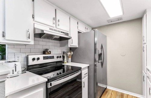 Northeast Pensacola Condo | King Bed | Central Location | 75" TV | Washer & Dryer | Shower & Tub | Patio | Updated