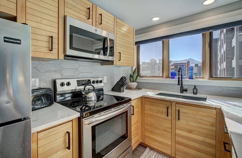 Peak 9 Apartment | King Bed -Chic Mtn Studio; A/C, Ski-In/Ski-Out and Steps From Historic Main St.