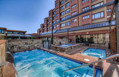 Peak 9 Apartment | King Bed -Chic Mtn Studio; A/C, Ski-In/Ski-Out and Steps From Historic Main St.