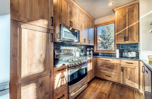 Mountain House House | King Master Suite-Private: Hot Tub, Garage & Laundry-Walk to Lift-Free WIFI