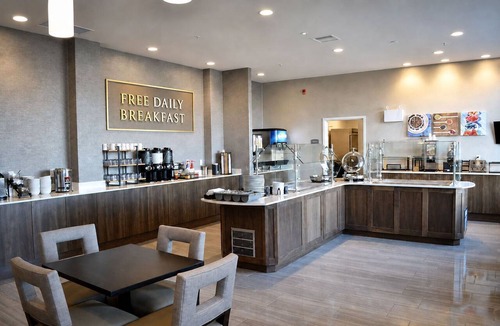 Red Deer Apartment | King Studio w/Kitchen | Free Breakfast + Pool