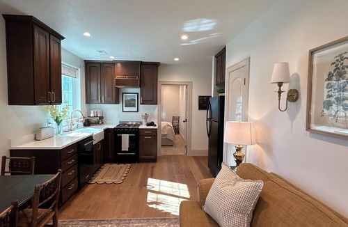 Mount Pleasant Apartment | King’s Cottage Guesthouse-Adorable daylight basement apartment!