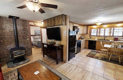 Red River House | Knotty & Nice - In Town - Pet Friendly! - Gas Fireplace - Washer/Dryer - Gas Gri