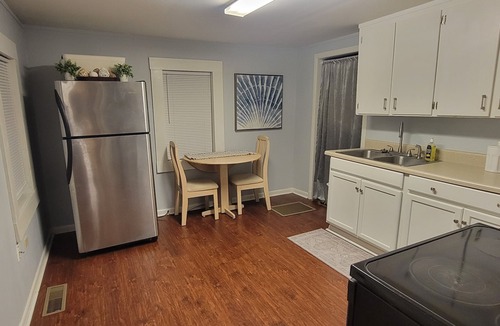 Ozark House | Kudzu Cottage: Downtown Ozark. Cozy 2BR Walk to Restaurants, Shops & Nightlife