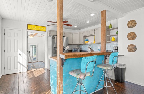 Laguna Beach House | L👀K! 🌴"Kissing Palms"🌴Cottage - 1.5 Blocks from Gulf! 🐾 Pet-Friendly Fenced Yard