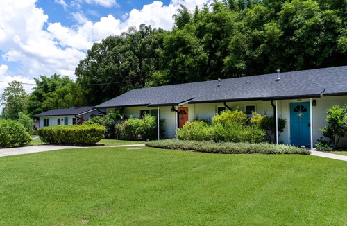 Mount Dora House | Lake Cottage with screen patio, fire pit and dock, close to downtown Mt Dora