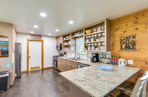 Lone Star House | Lakefront Daingerfield Retreat w/Shared Dock!