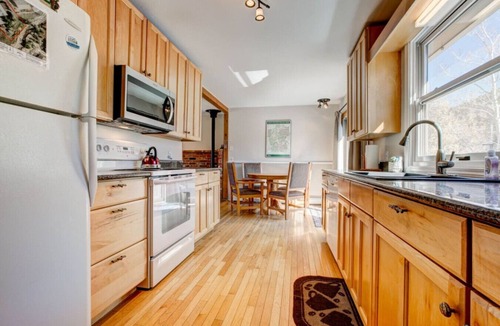 Carriage Hills House | Lakeshore Retreat- Estes Park Escape with Mountain & Pond Views