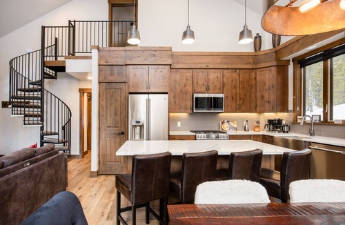 Blue River House | Lakeview Lodge: 2BR+ Loft, Private Hot Tub, VIEWS, 8 minutes to Downtown Breck