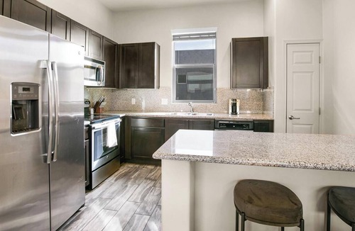 River North Art District Apartment | Landing | Beautiful 2BD, Rooftop Lounge, Gym
