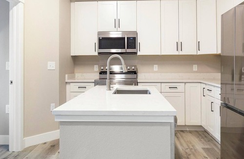 College View Apartment | Landing | Beautiful 2BD in Harvey Park South