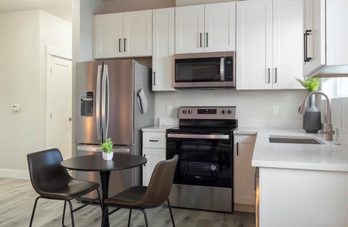 College View Apartment | Landing | Beautiful 2BD in Harvey Park South