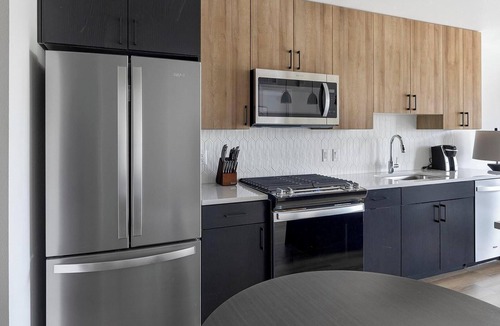 Englewood Apartment | Landing | Chic 1BD, Rooftop Lounge, Gym