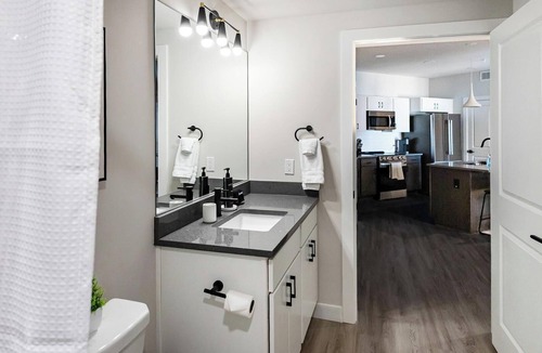 People's Freeway Apartment | Landing | Modern 2BD, Gym, Clubhouse