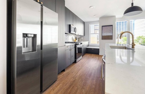 Uptown Apartment | Landing | Modern 2BD, Rooftop Lounge, Gym