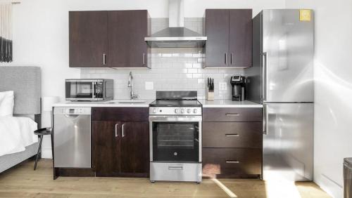 Cherry Creek Apartment | Landing - Modern Apartment with Amazing Amenities (ID1401X734)