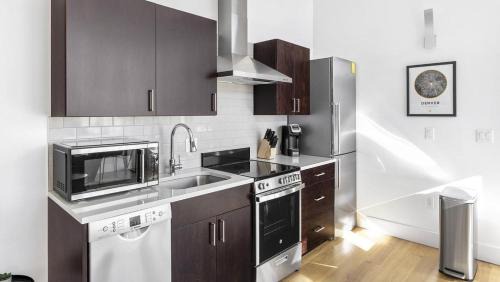 Cherry Creek Apartment | Landing - Modern Apartment with Amazing Amenities (ID1401X734)