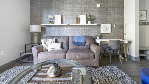 Parker Apartment | Landing - Modern Apartment with Amazing Amenities (ID6298X53)