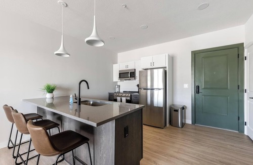 People's Freeway Apartment | Landing | Stunning 1BD, Courtyard, Pool