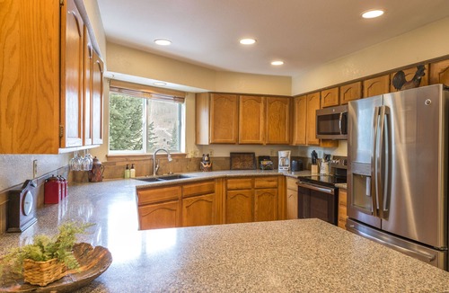 Mountain House Condo | Large 3 BR/3 BA Near Mountain House Lifts; Private Hot Tub in unit; 7 beds
