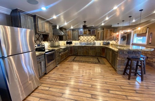 Kanab House | Large Group Stay Near Zion—Bryce—Grand Canyon—Sleeps 17–30 Hot Tub Sauna Yard