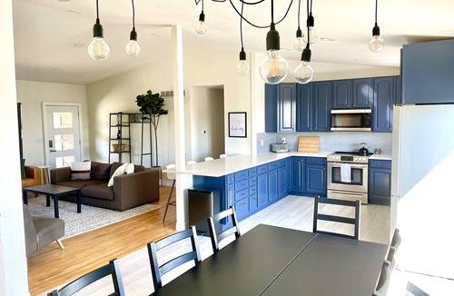 Berkley House | Large Home + Sleeps 20 + Hot Tub + Backyard Oasis + Optional add-on CABOOSE