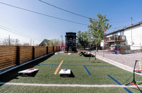 Berkley House | Large Home + Sleeps 20 + Hot Tub + Backyard Oasis + Optional add-on CABOOSE