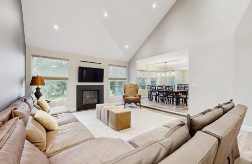 Cottonwood Heights House | Large & Luxurious Home with Private Hot Tub and Fireplace