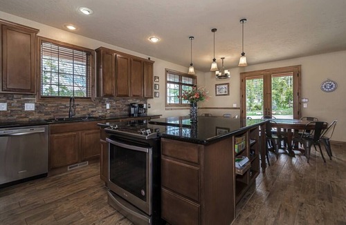 Fraser House | Large Stunning home, Shuttle, Hot Tub Views & Close!