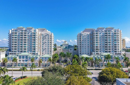 Boynton Beach Condo | Larger 1 bdrm 1.5 bath! Casa Costa 3/4mi beach pool/gymBoynton Beach 2queenbds